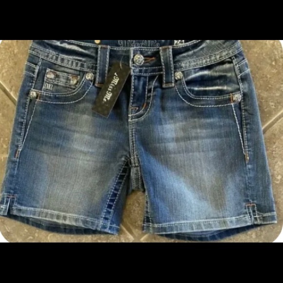 Miss Me Mid Rise Shorts Womens 24 Faded
Denim w/Rhinestones & Studs NWT FAB!! - Picture 6 of 13